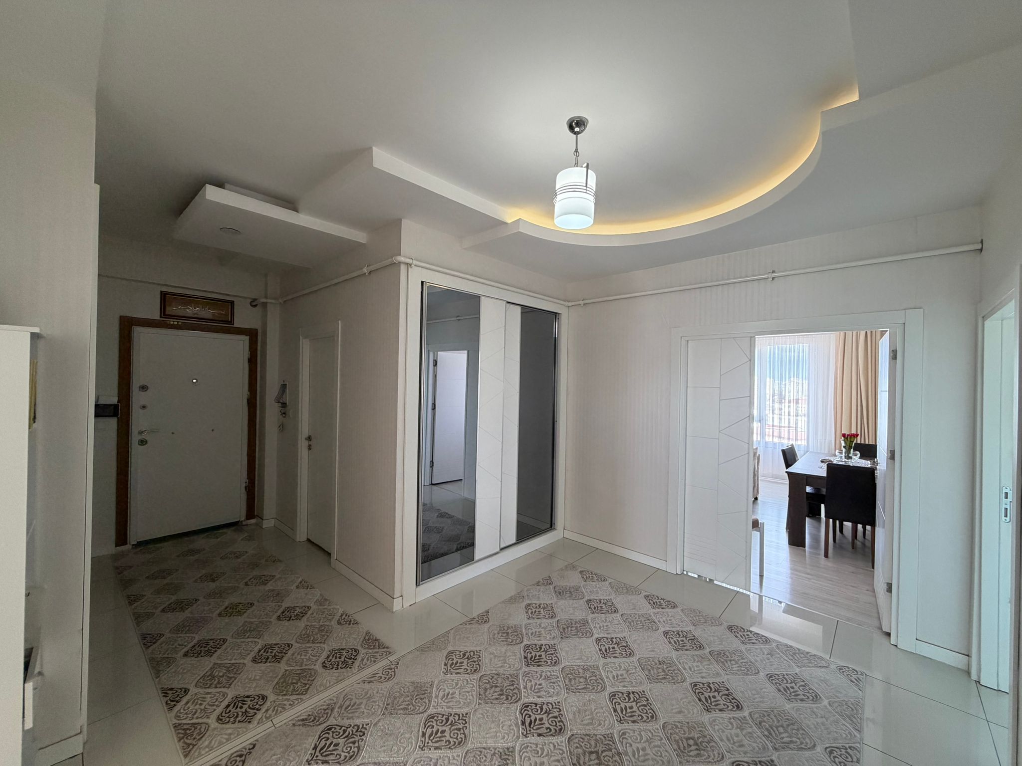 KAYA EMLAK'TAN 75 METRE YOL ULTRA LÜKS SATILIK 4+1 DAİRE